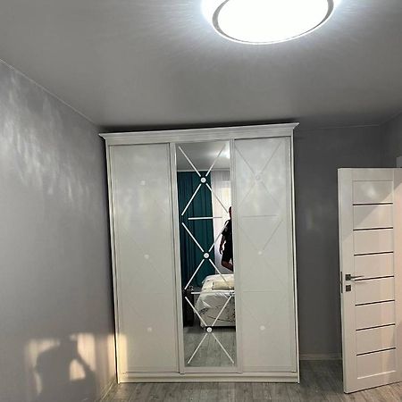 Стильная Квартира На Позняках Газ И Низкий Этаж Kyiv Exterior foto